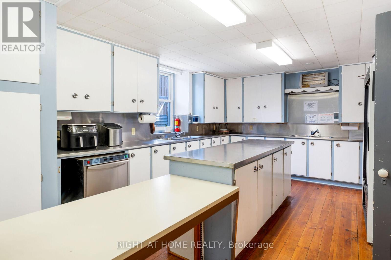 19 Albert Street E Property Photo 34