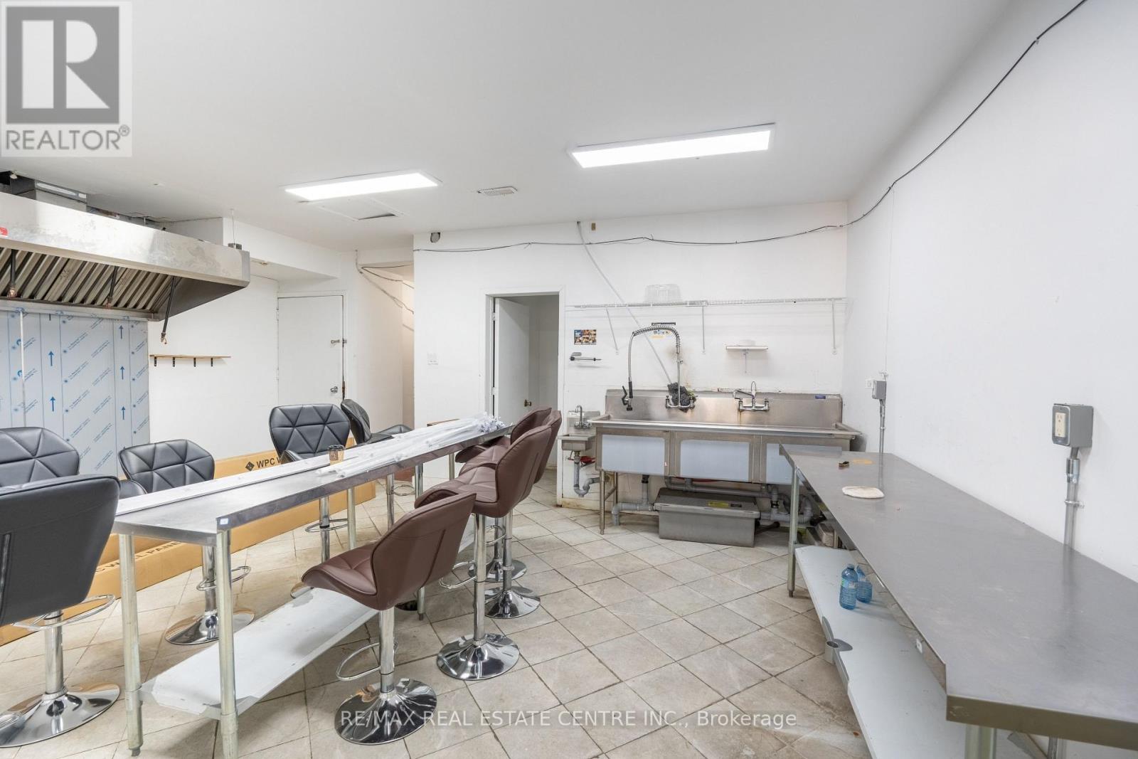 1139-1175 University Avenue W Property Photo 15
