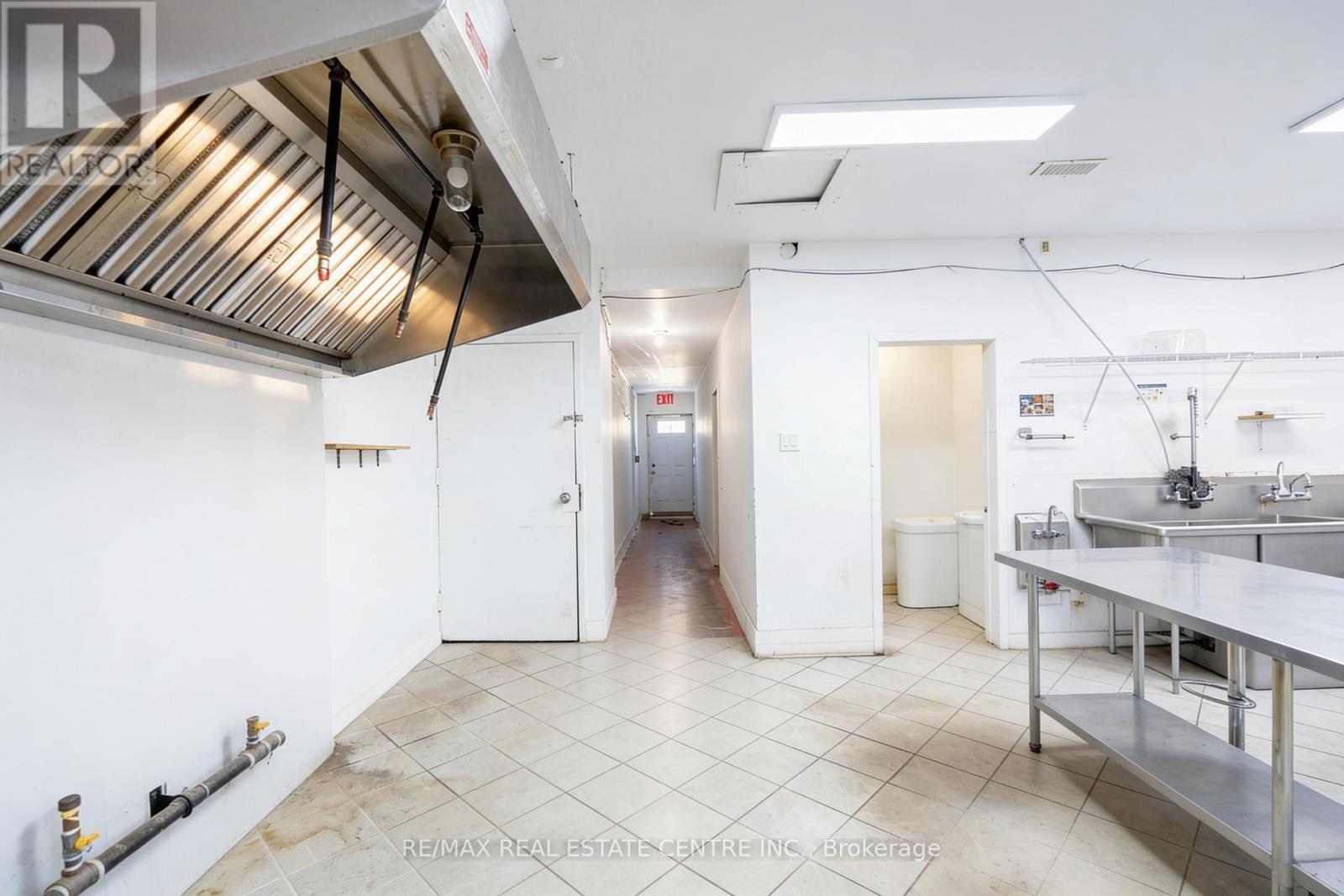 1139-1175 University Avenue W Property Photo 16