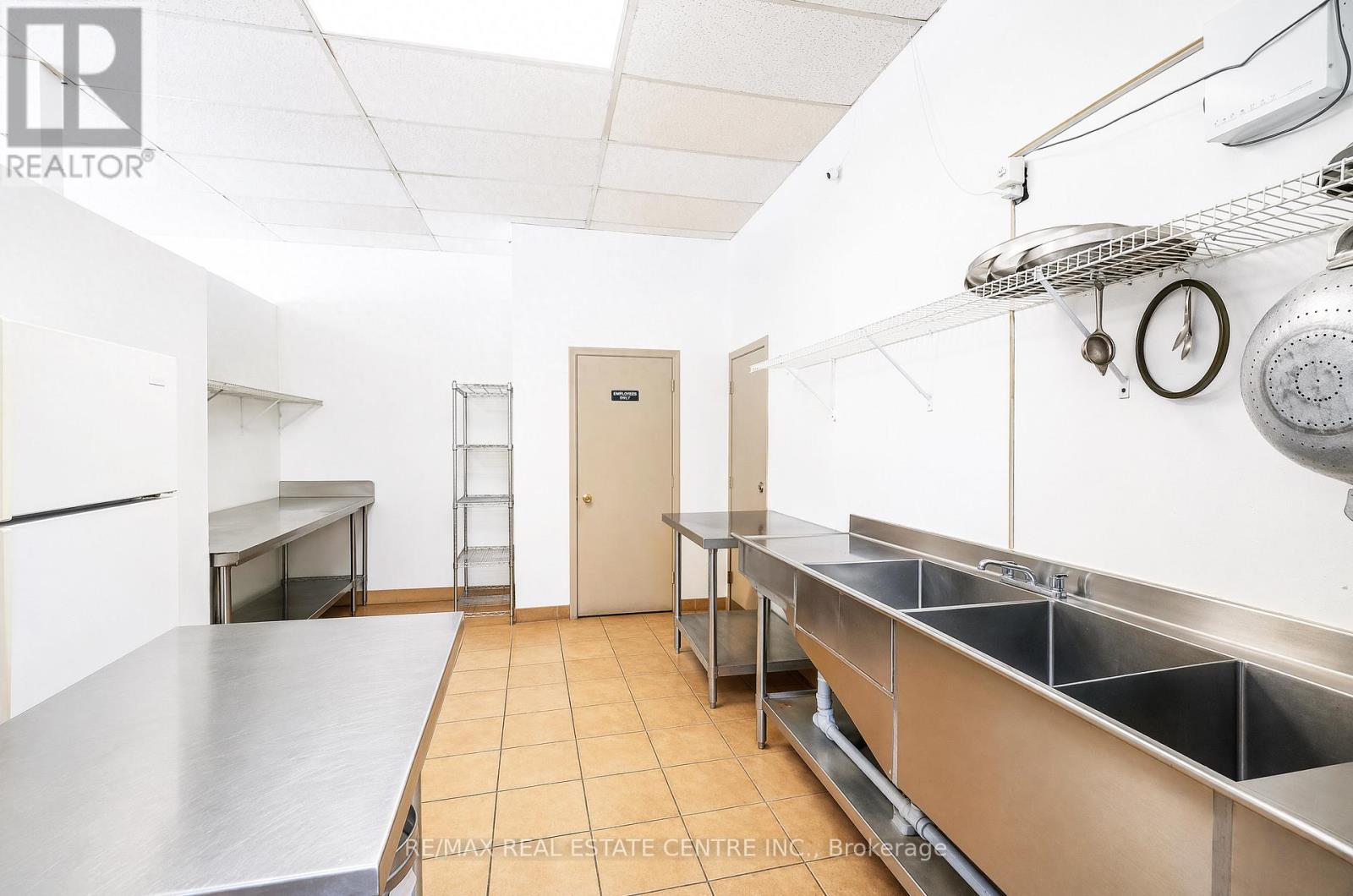 1139-1175 University Avenue W Property Photo 19