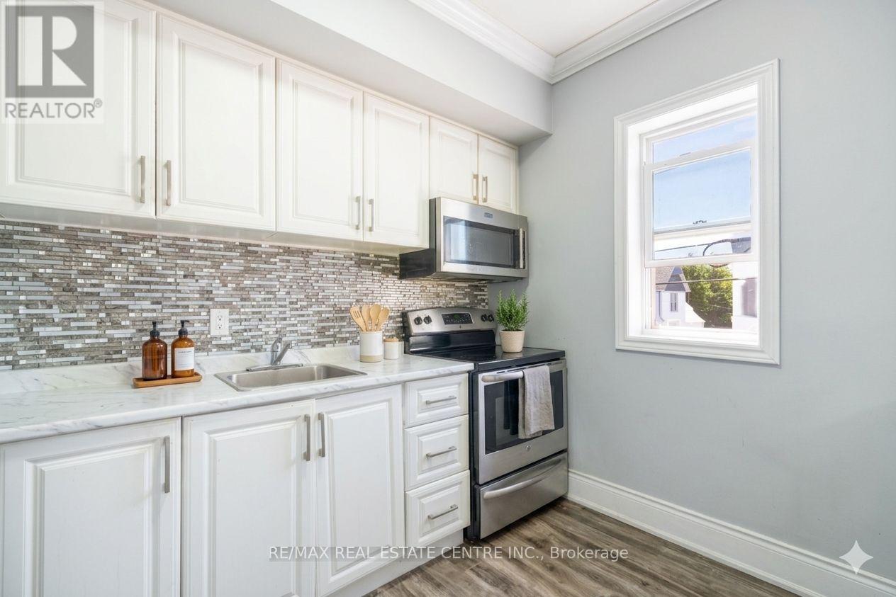 1139-1175 University Avenue W Property Photo 27