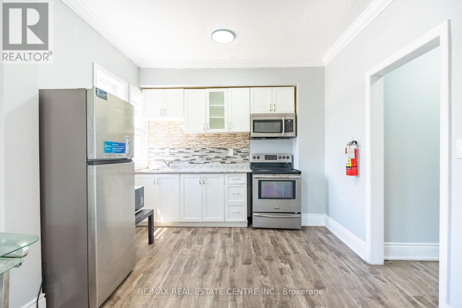 1139-1175 University Avenue W Property Photo 31