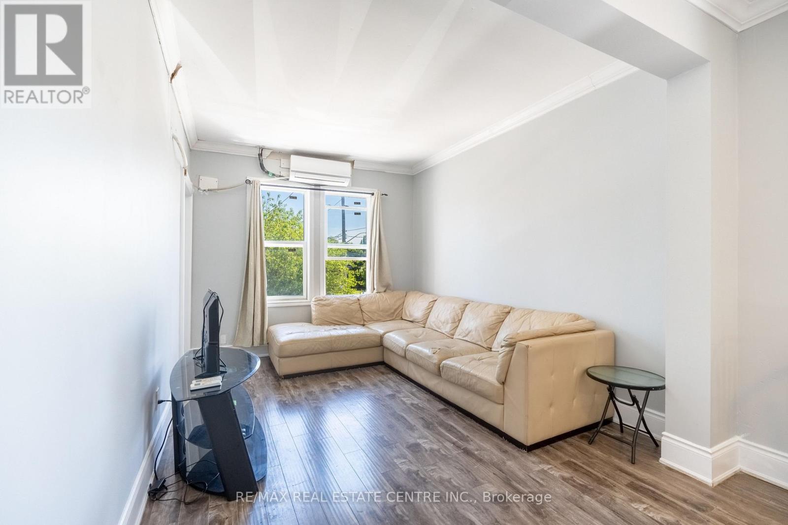 1139-1175 University Avenue W Property Photo 32