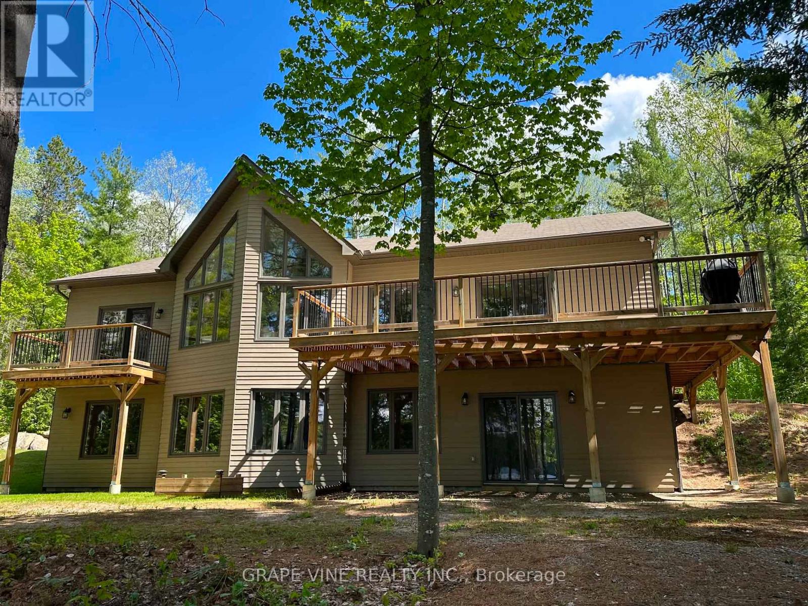 424 Lakewoods Drive Property Photo 1