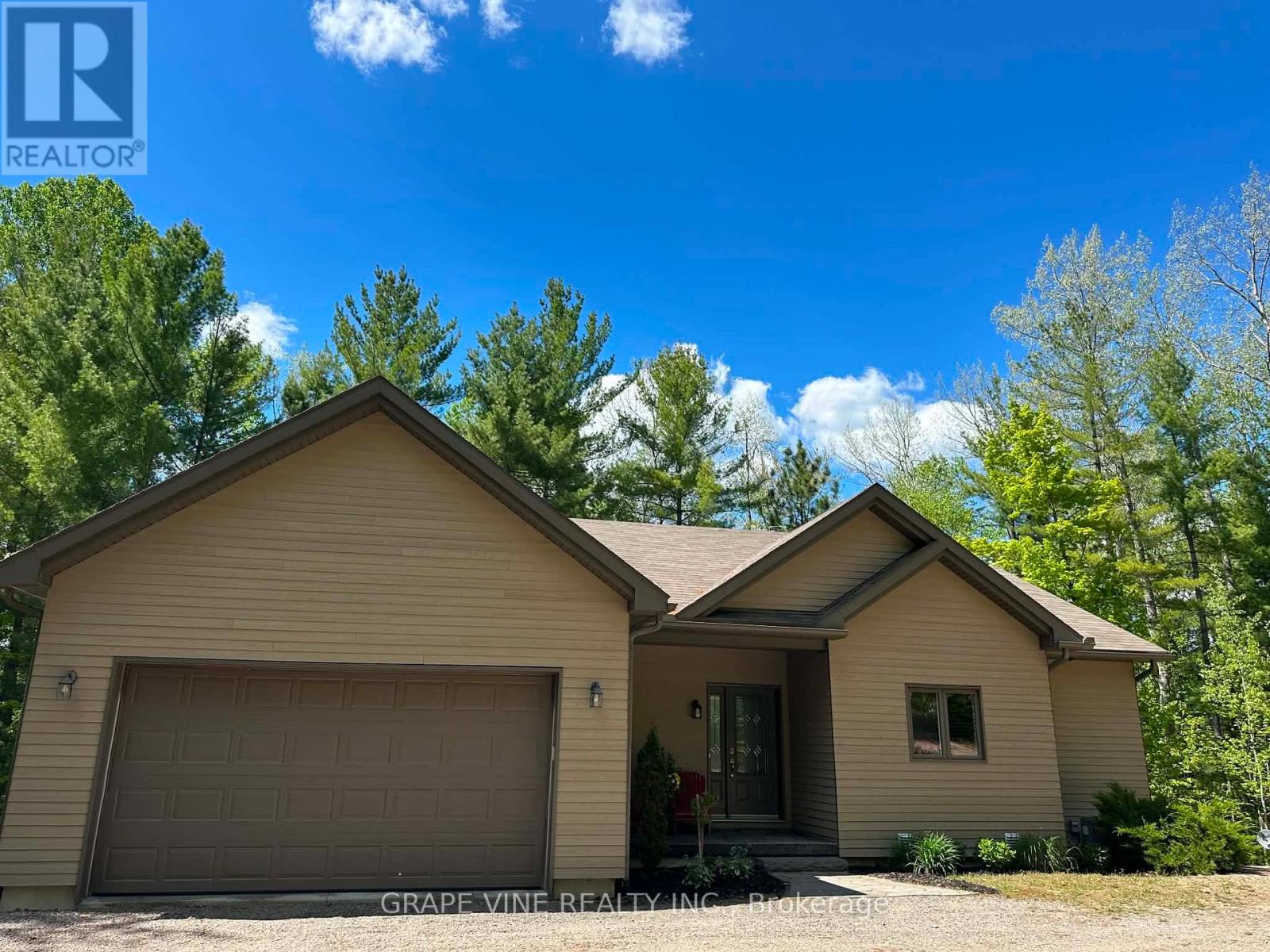 424 Lakewoods Drive Property Photo 2
