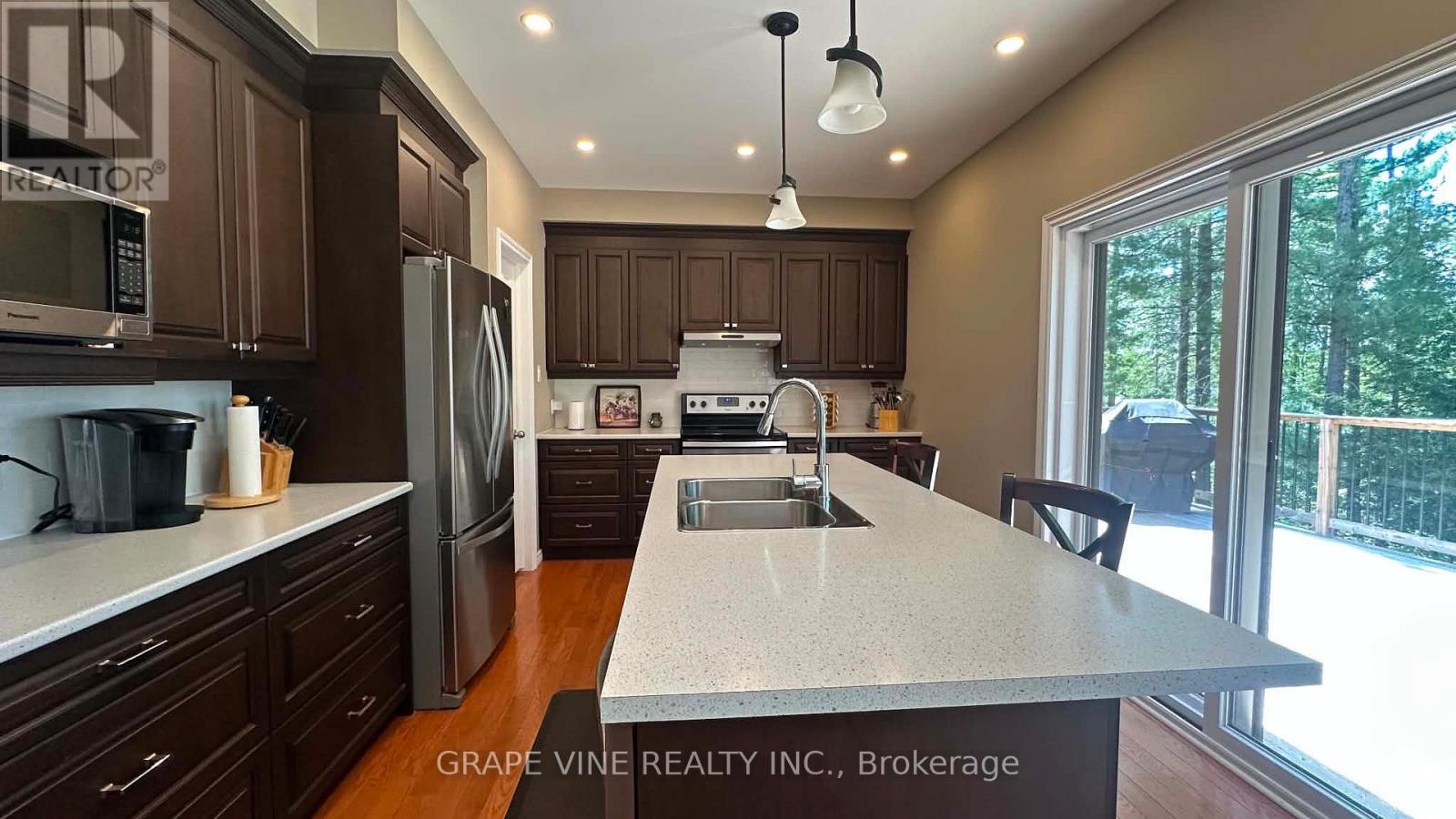424 Lakewoods Drive Property Photo 9