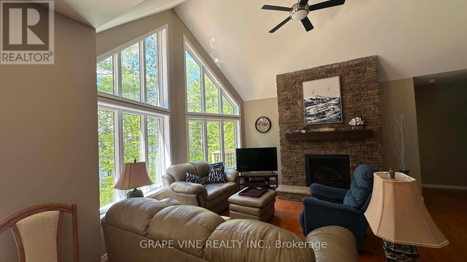 424 Lakewoods Drive Property Photo 14