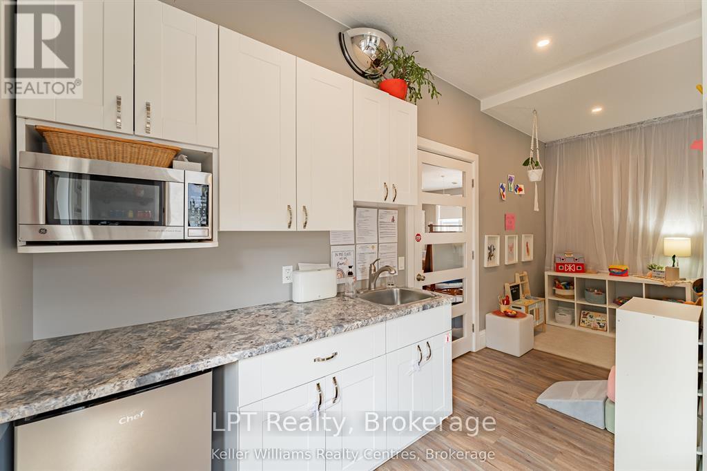 569 Catherine Street Property Photo 16