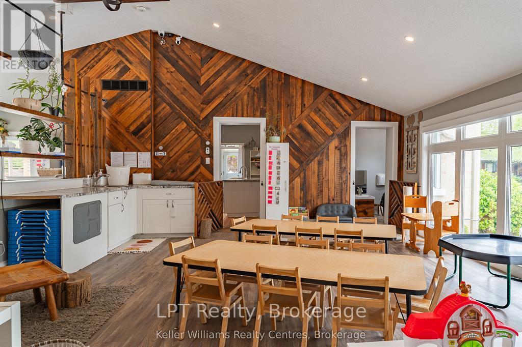 569 Catherine Street Property Photo 23