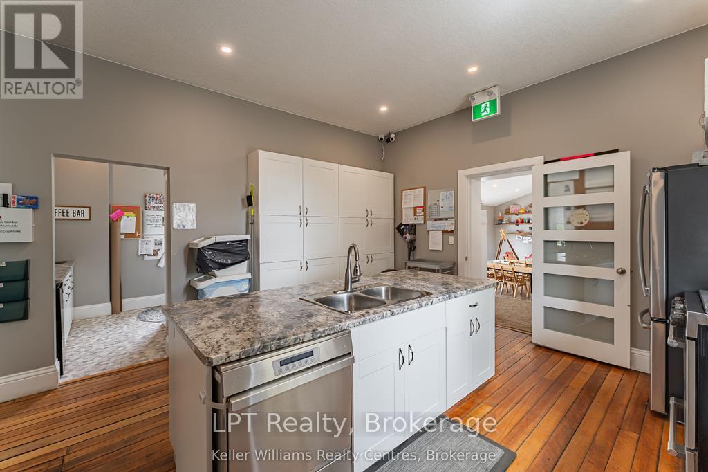 569 Catherine Street Property Photo 28