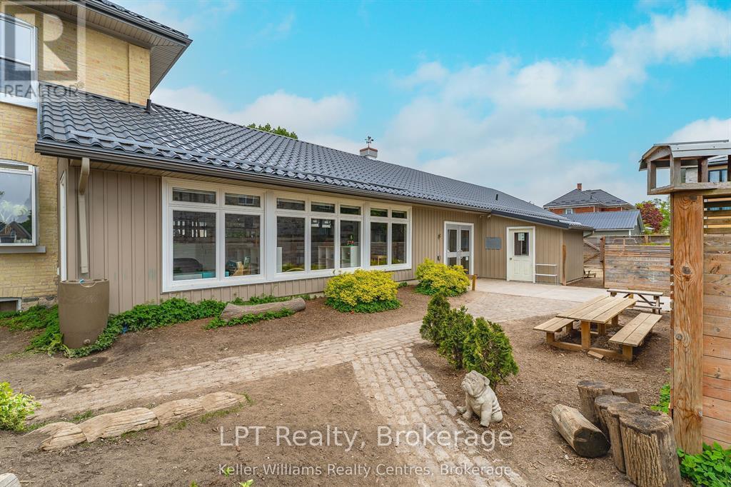569 Catherine Street Property Photo 40