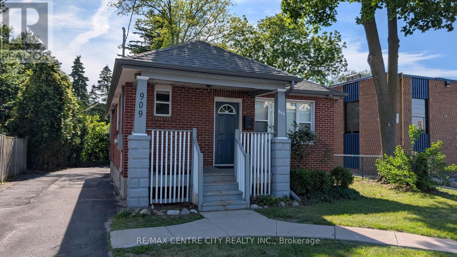 909 Adelaide Street N Property Photo 1