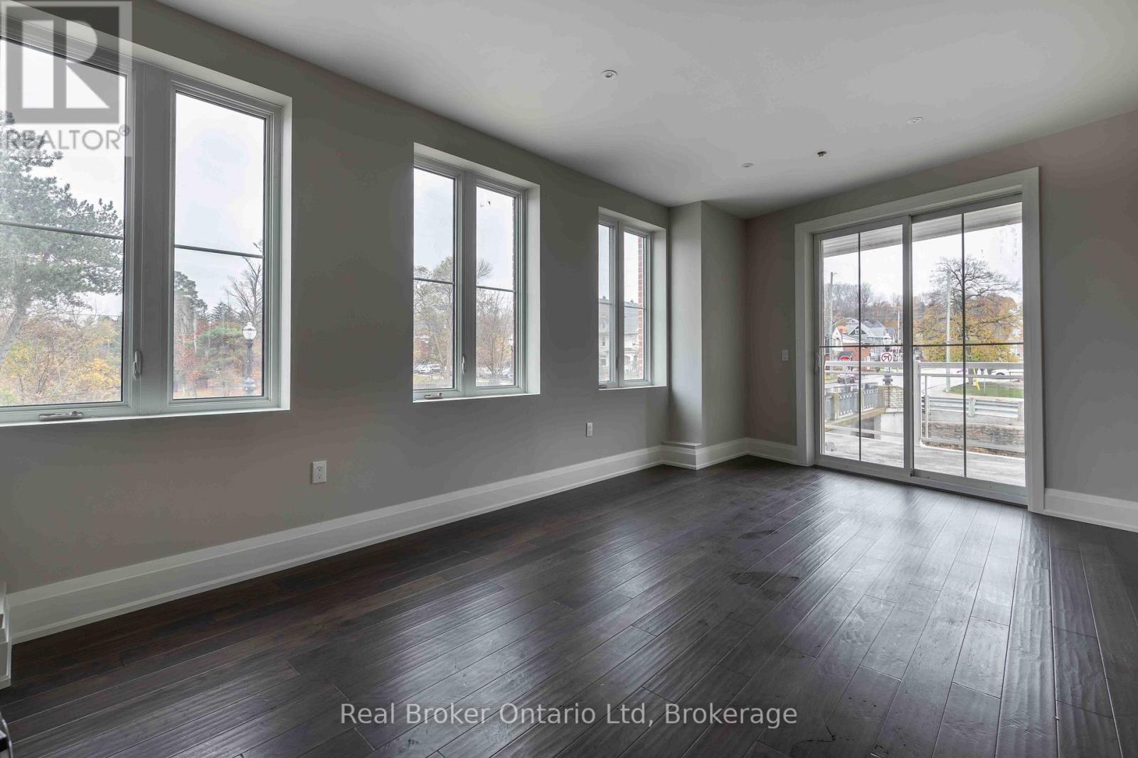 105 - 80 9th Street E Property Photo 4
