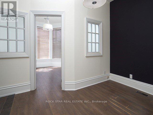 111 Ainslie Street N Property Photo 4