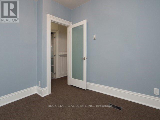 111 Ainslie Street N Property Photo 8