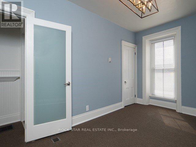 111 Ainslie Street N Property Photo 10