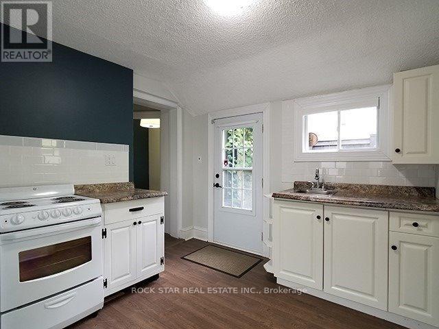 111 Ainslie Street N Property Photo 16