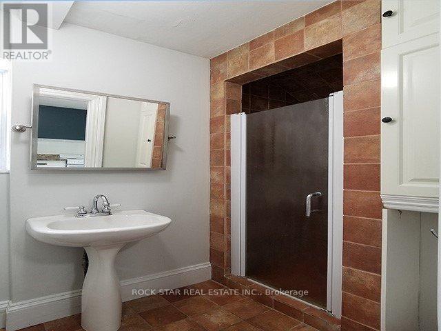 111 Ainslie Street N Property Photo 18