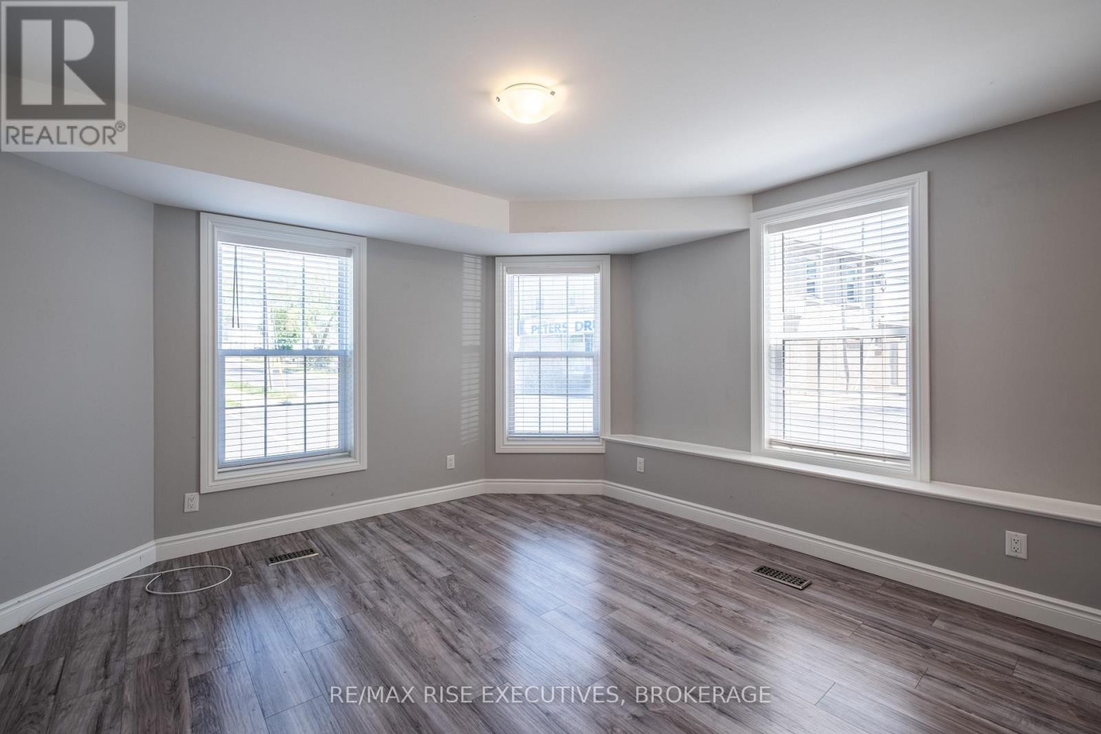 120 Yonge Street Property Photo 15