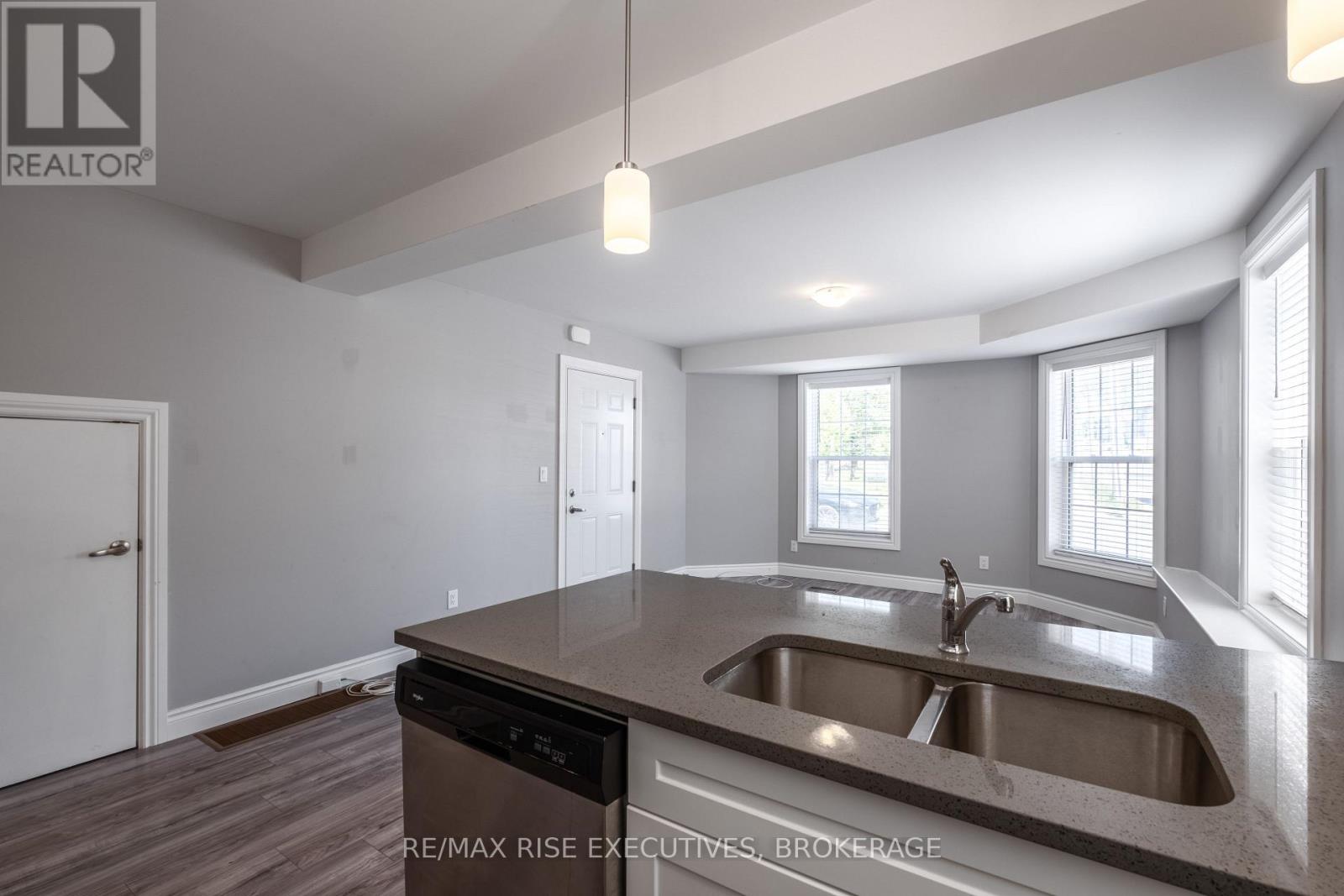 120 Yonge Street Property Photo 17