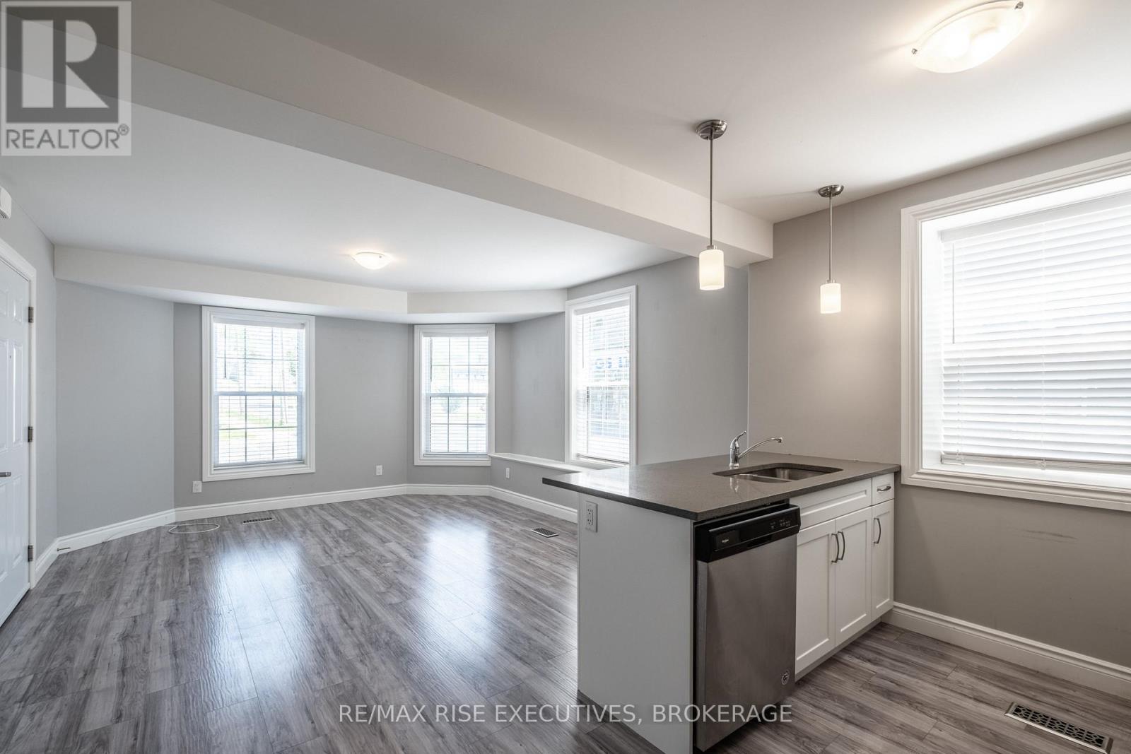 120 Yonge Street Property Photo 23