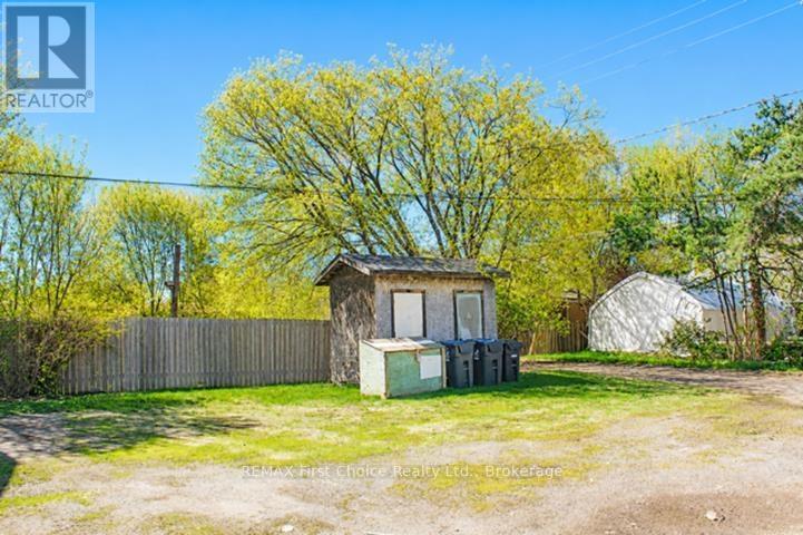 303 Frederica Street W Property Photo 3