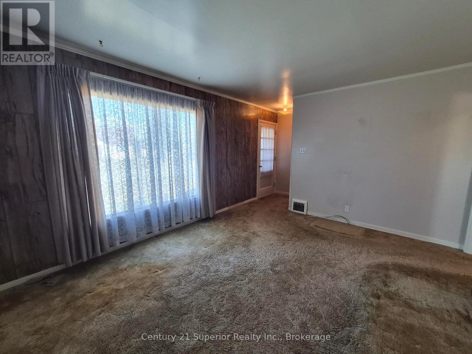 2 Laurier Ave Property Photo 4