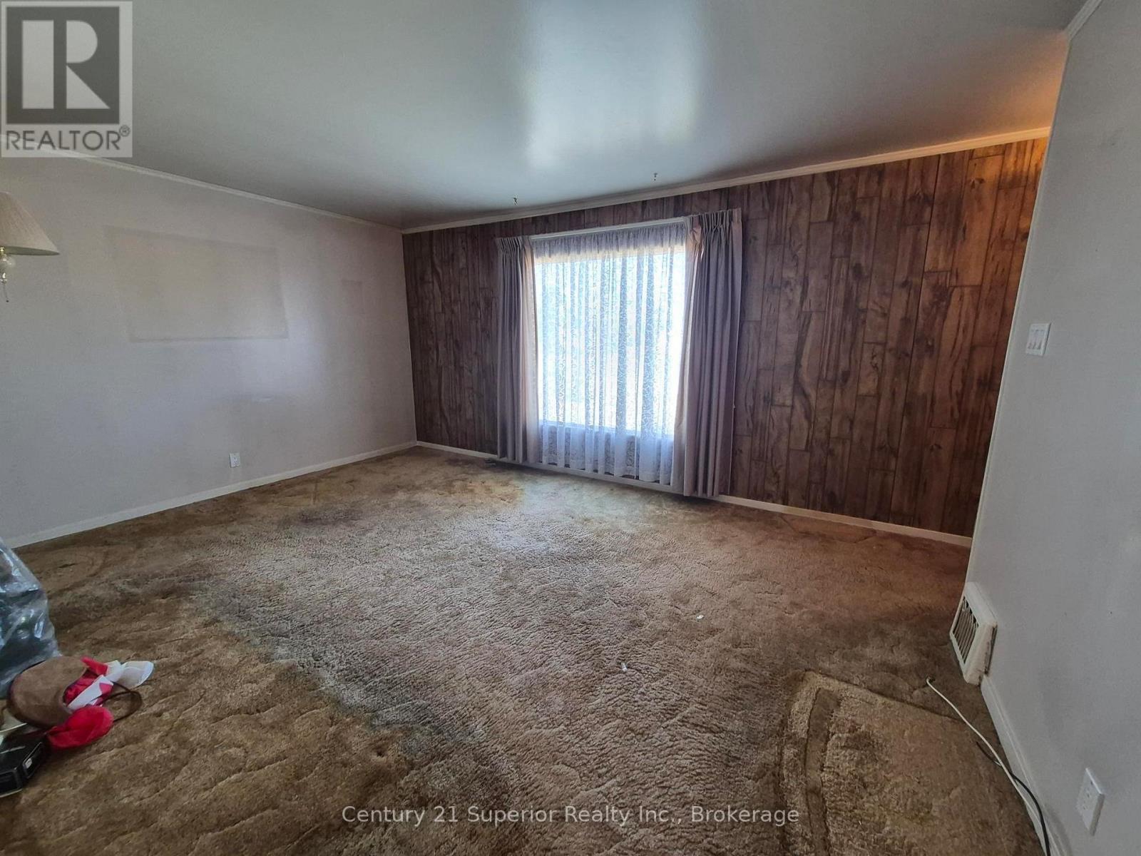 2 Laurier Ave Property Photo 5