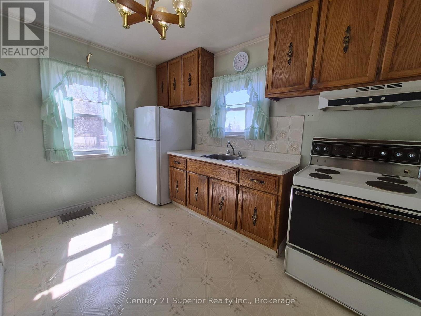 2 Laurier Ave Property Photo 6