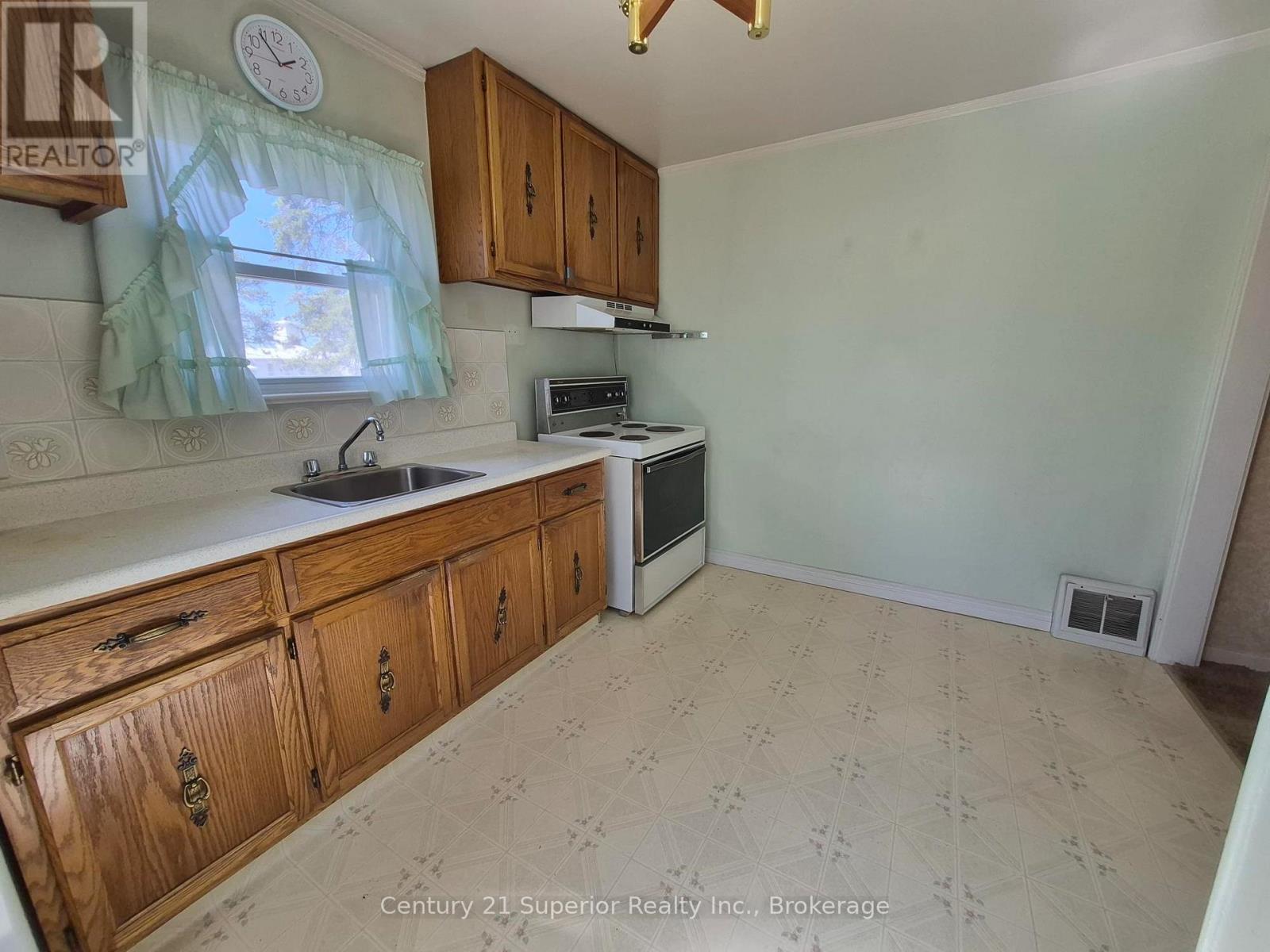 2 Laurier Ave Property Photo 7