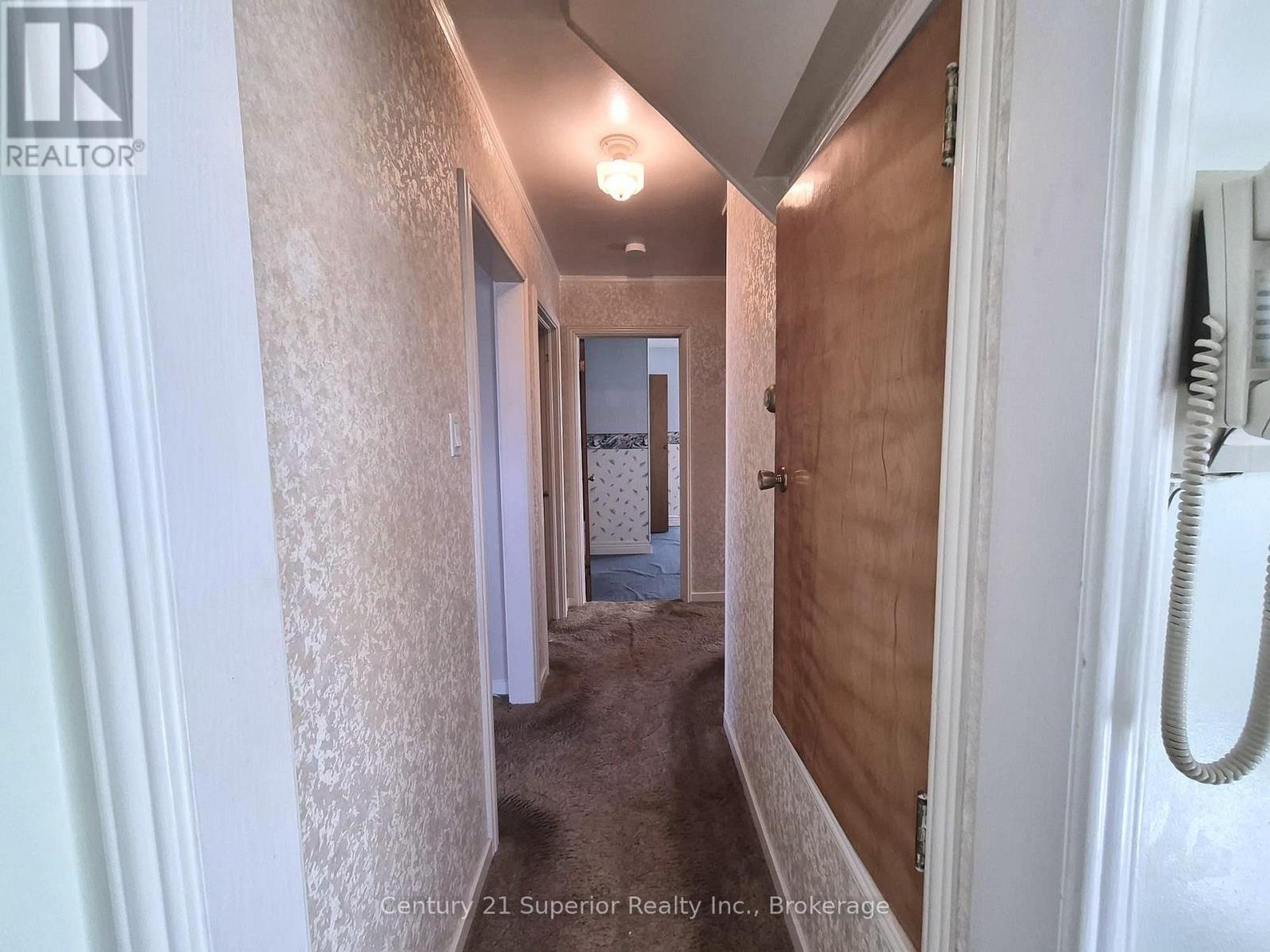 2 Laurier Ave Property Photo 8
