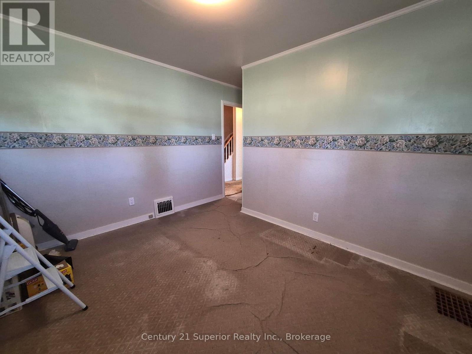 2 Laurier Ave Property Photo 9