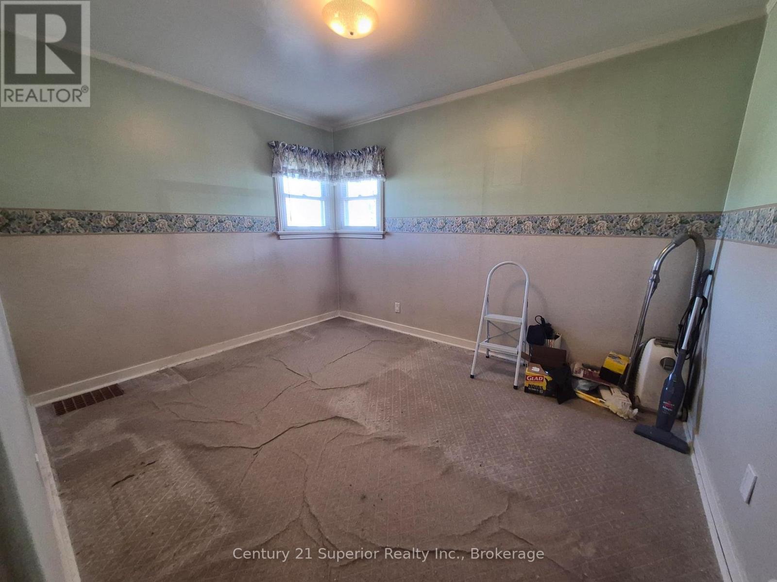 2 Laurier Ave Property Photo 10