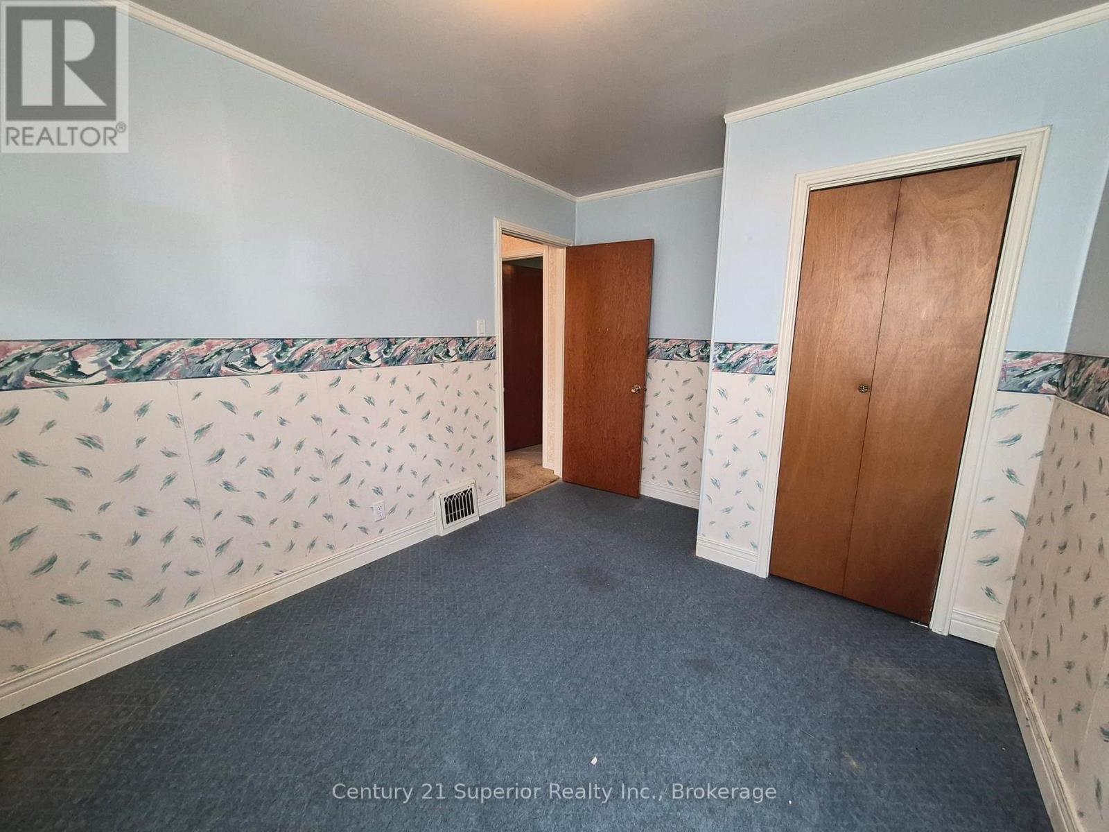 2 Laurier Ave Property Photo 11