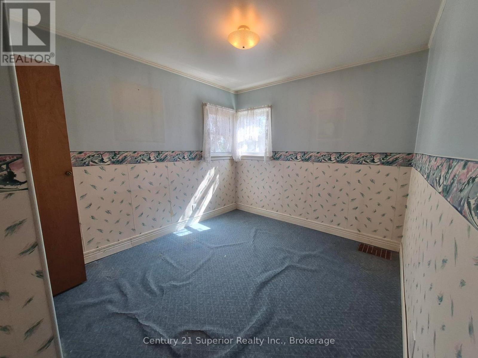 2 Laurier Ave Property Photo 12
