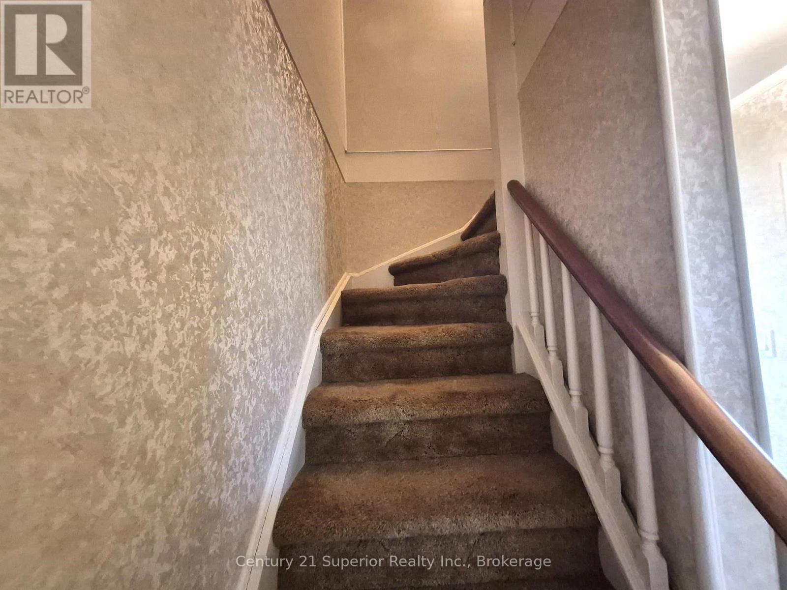 2 Laurier Ave Property Photo 13