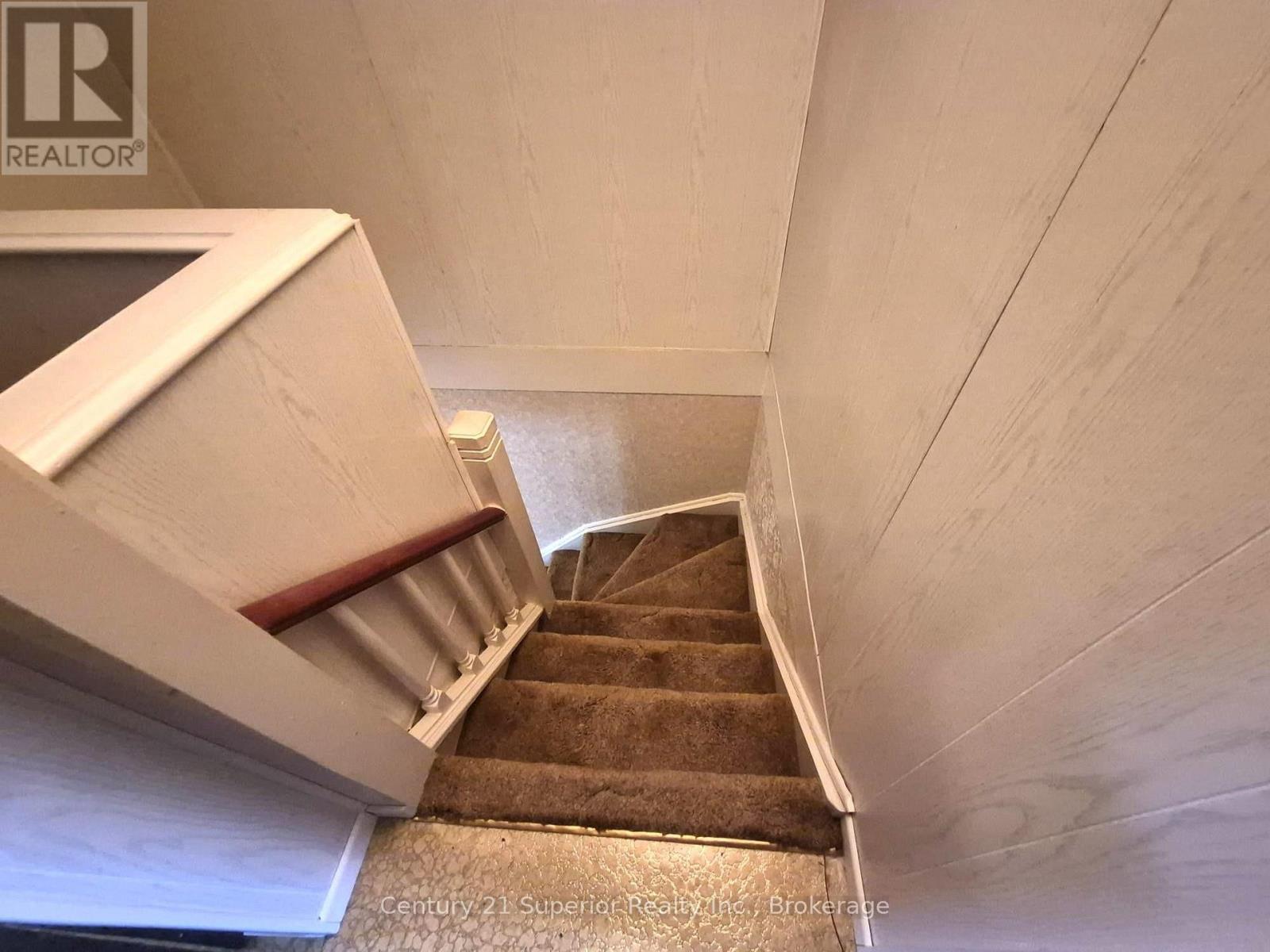 2 Laurier Ave Property Photo 15