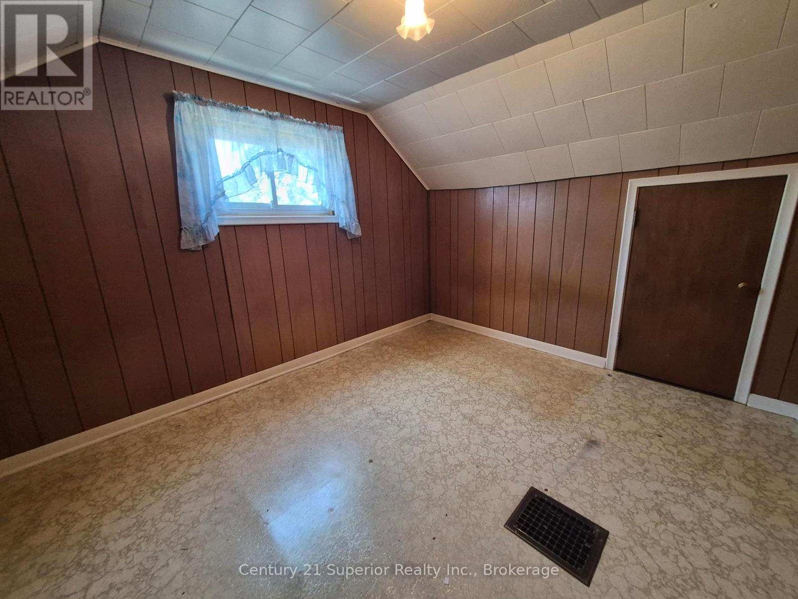 2 Laurier Ave Property Photo 16