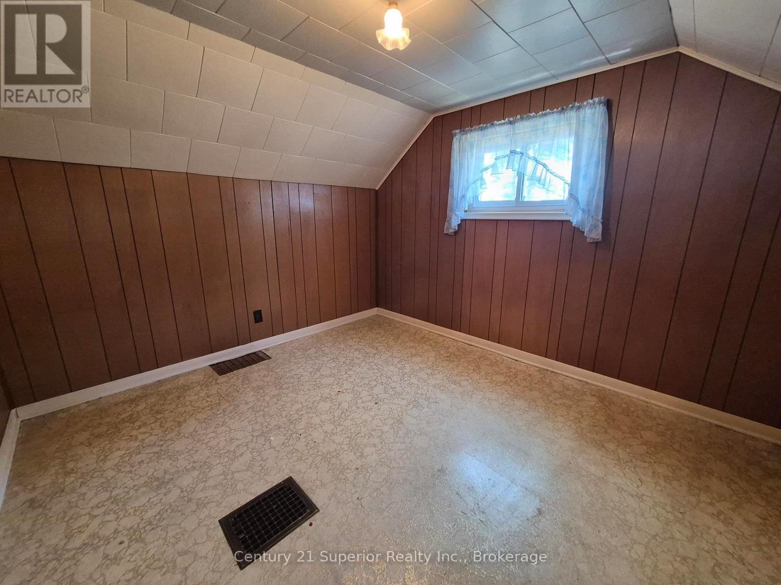 2 Laurier Ave Property Photo 17