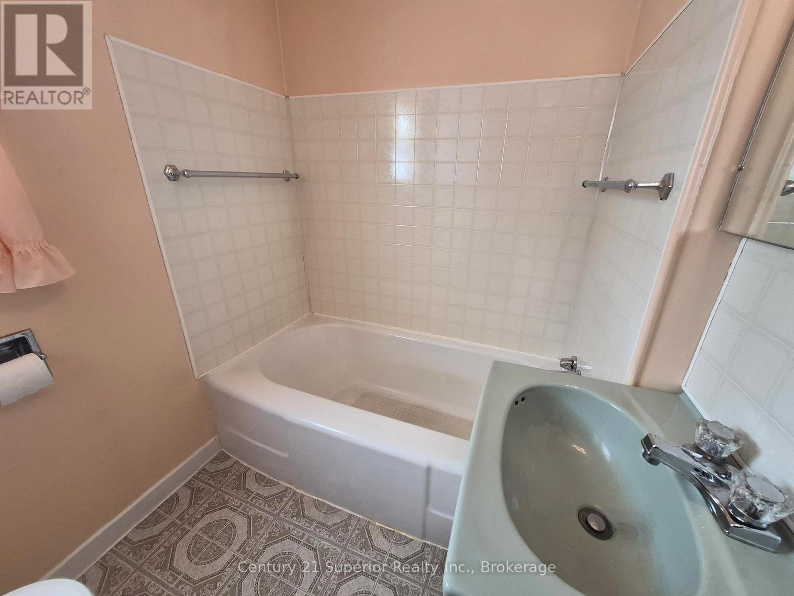 2 Laurier Ave Property Photo 18