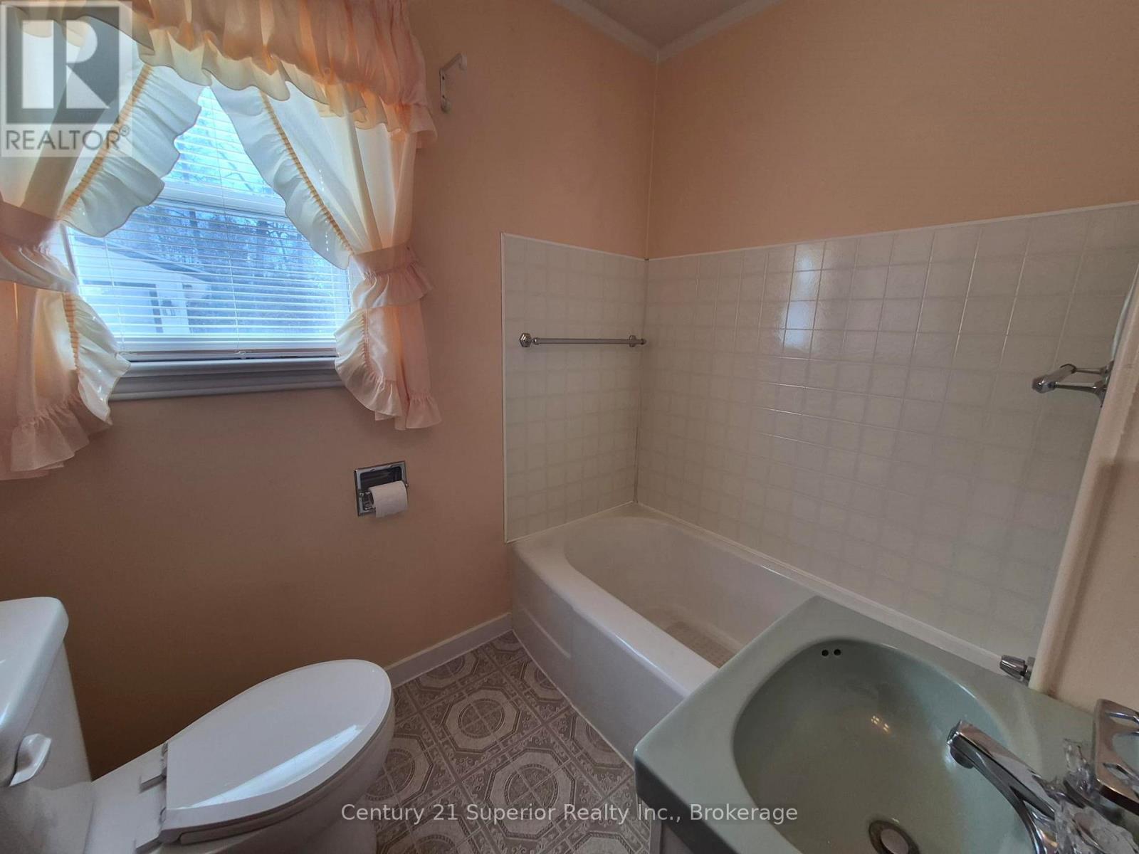 2 Laurier Ave Property Photo 19