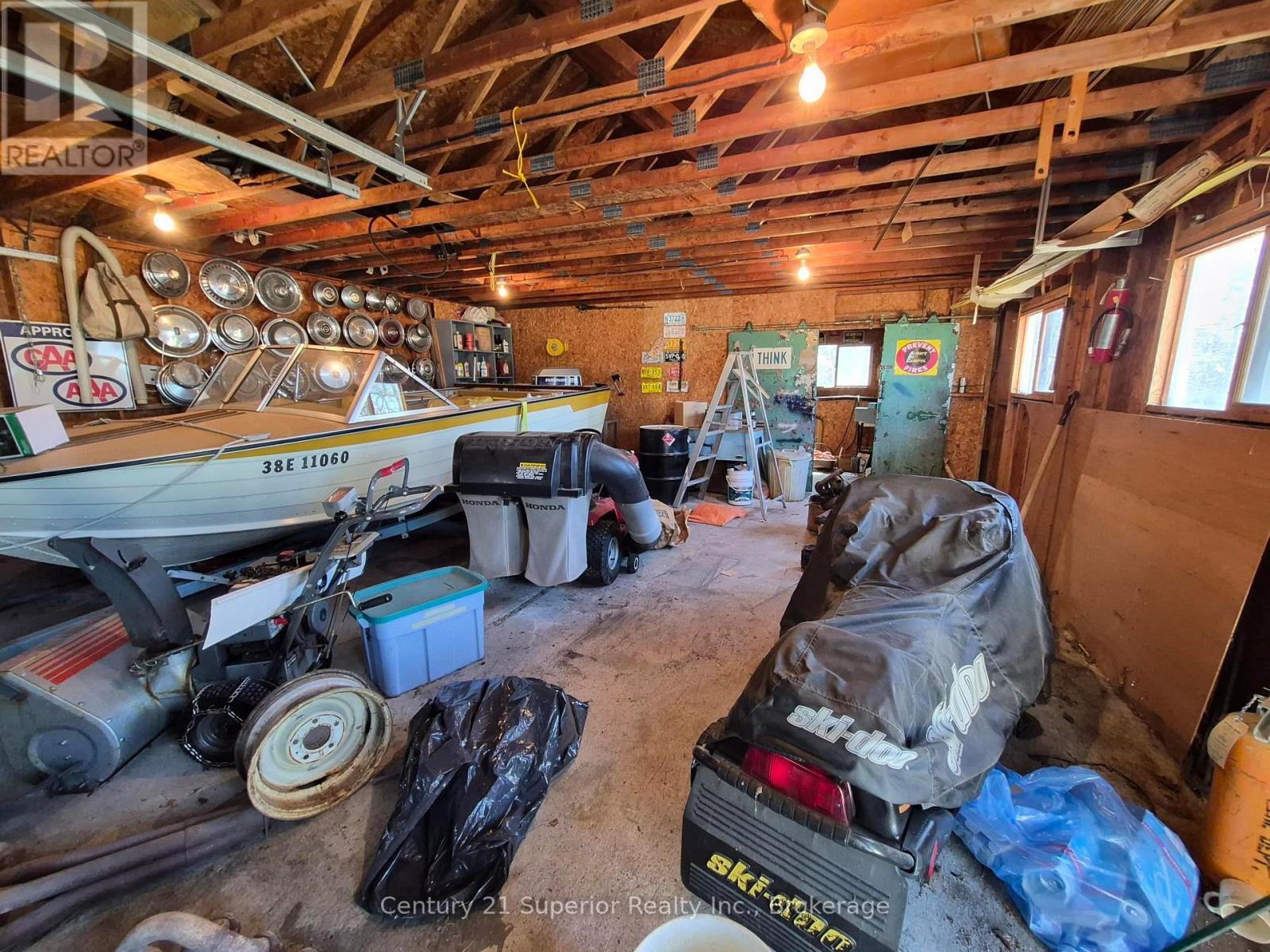2 Laurier Ave Property Photo 36