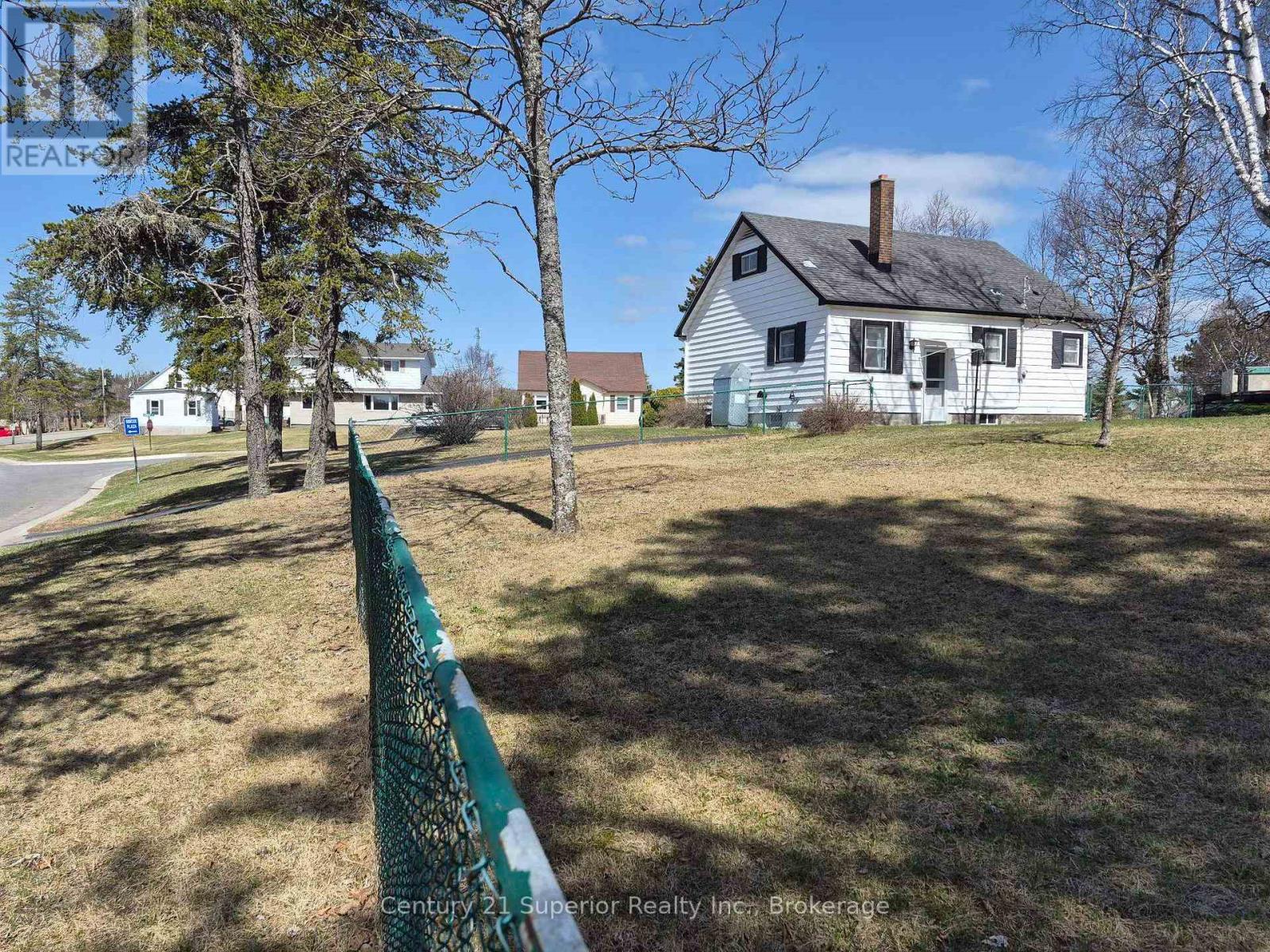 2 Laurier Ave Property Photo 41