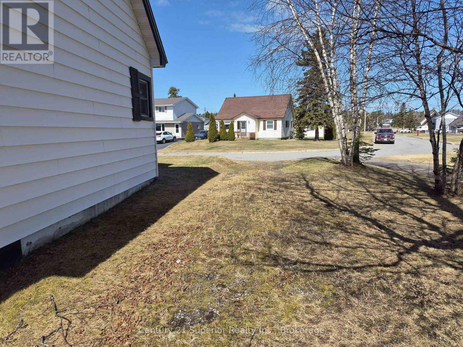 2 Laurier Ave Property Photo 43