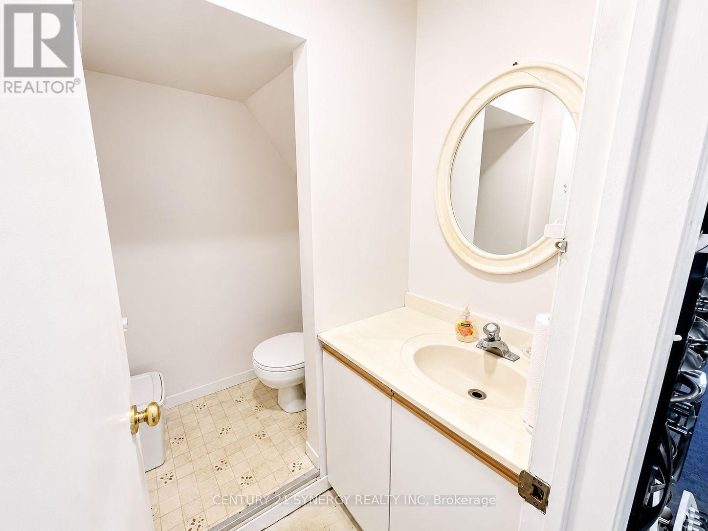 7 William Street W Property Photo 12