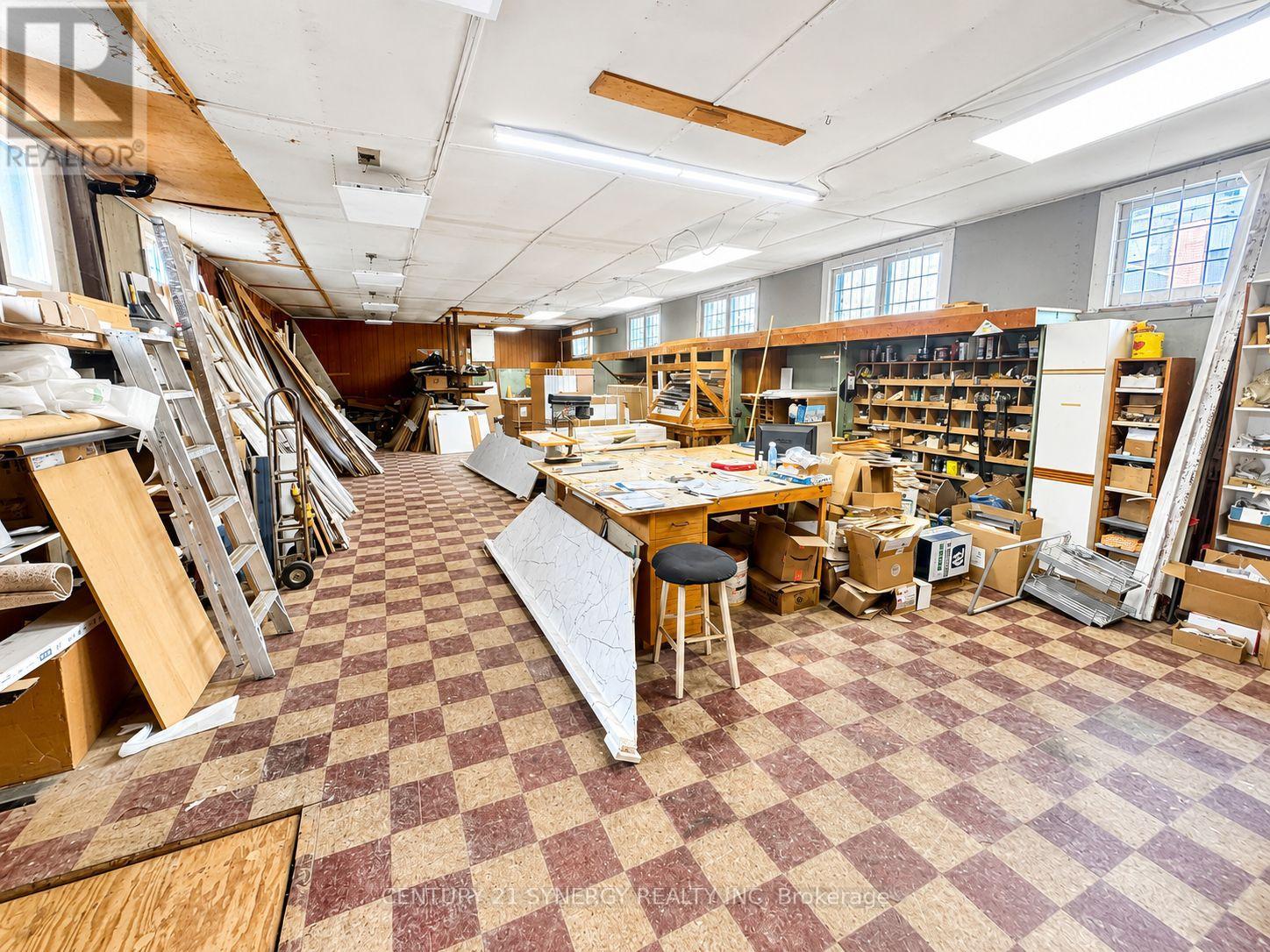 7 William Street W Property Photo 14