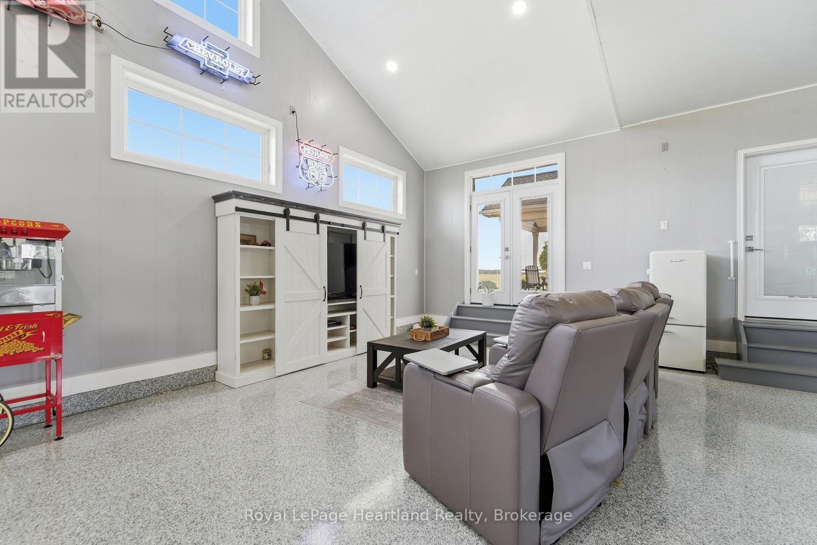 5434 7th Line Property Photo 39