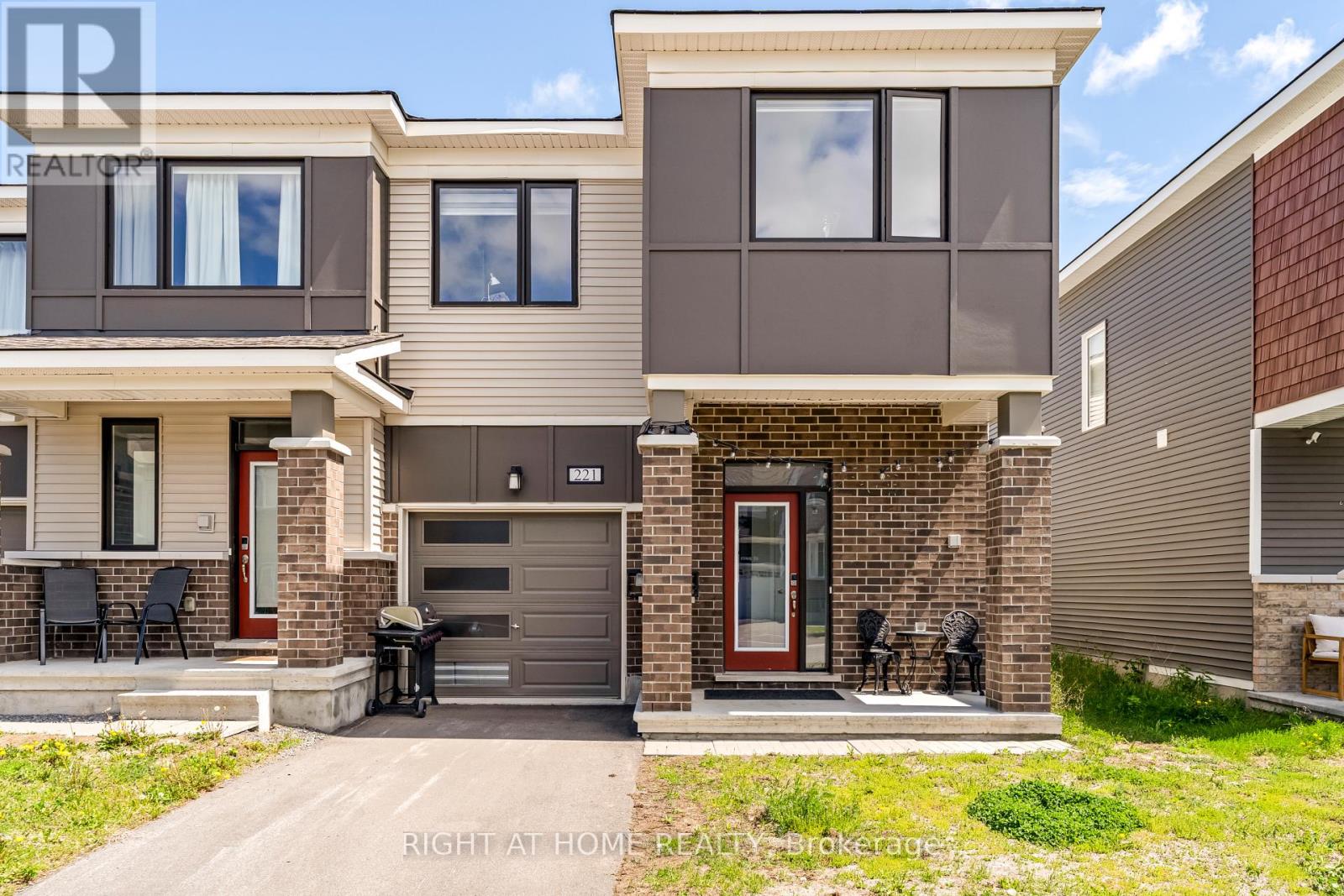 221 Billrian Crescent Property Photo 1