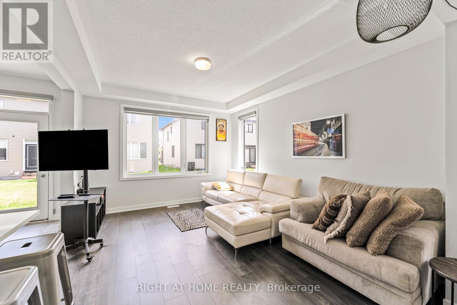 221 Billrian Crescent Property Photo 6