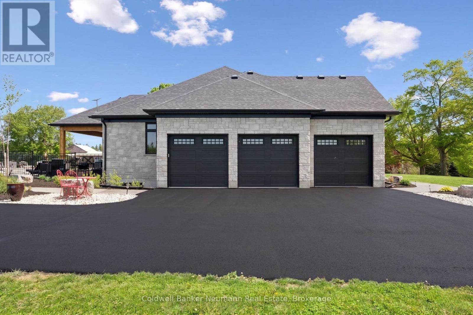 5523 Fourth Line Property Photo 3